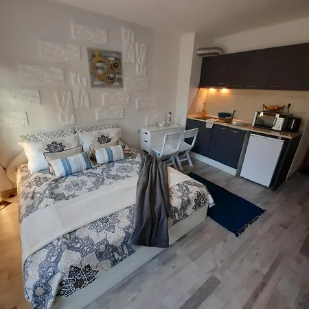 Apartman With Pool View, Sunny Napospart