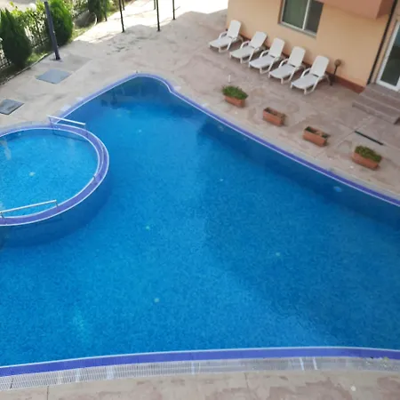 With Pool View, Sunny Napospart
