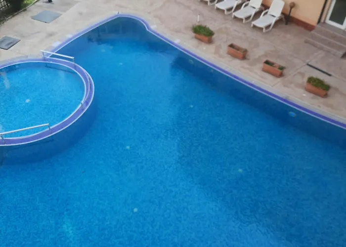 With Pool View, Sunny Napospart